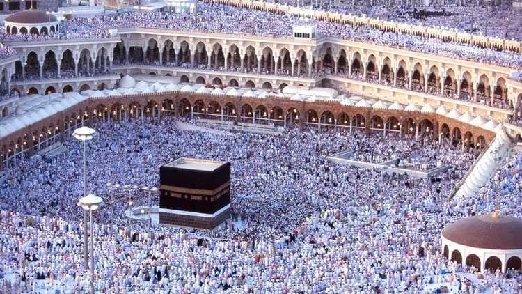 Mecca là thánh địa quan trọng nhất của người theo đạo Hồi và là quê hương của nhà tiên tri Muhammad. Mỗi năm, hàng triệu tín đồ Hồi giáo hành hương về thánh địa Mecca với mong muốn được nhìn thấy Kaaba, công trình kiến trúc hình khối lập phương độc đáo. Kaaba cũng là nơi chứa phiến đá thiêng liêng nhất đối với các tín đồ của tôn giáo này. Ảnh: Imgur.