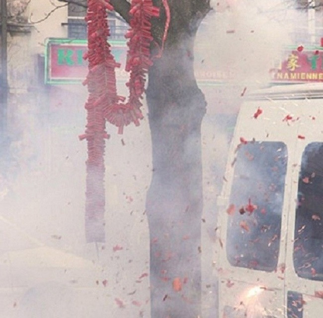 Pháo hoa nổ khắp nơi.