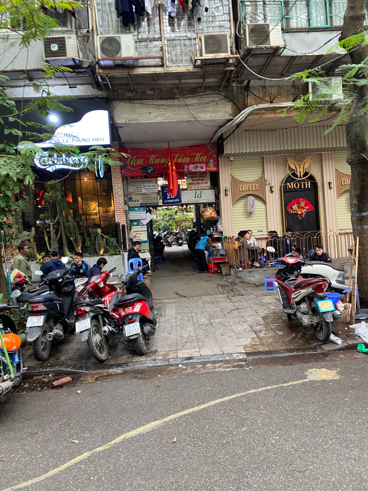 Lối vào Khu tập thể cũ 5 tầng số 2 phố Lê Phụng Hiểu đã hẹp, nay lại hẹp hơn bởi hai bên dựng nhiều xe máy.