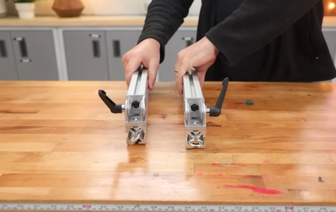 Các thanh kim loại dày được dùng làm bản lề laptop với khả năng chịu lực lớn, có thể chỉnh góc nghiêng theo ý thích. Bộ phận này được thiết kế chắc chắn, đảm bảo màn hình 43 inch không rơi xuống gây nguy hiểm cho người dùng. Các thanh kim loại dày được dùng làm bản lề laptop với khả năng chịu lực lớn, có thể chỉnh góc nghiêng theo ý thích. Bộ phận này được thiết kế chắc chắn, đảm bảo màn hình 43 inch không rơi xuống gây nguy hiểm cho người dùng.