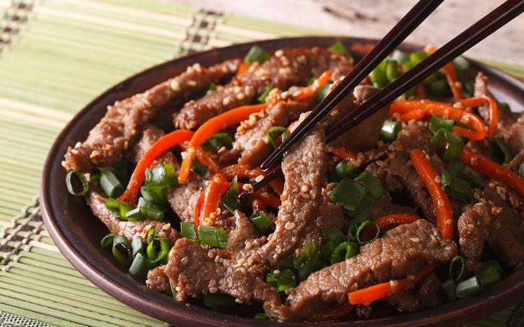 Bò cay chính lại món đặc sản nối tiếng của tỉnh Hồ Nam khi được làm bằng loại thịt bò địa phương tươi ngon và đặc biệt, không thể thiếu hương vị cay nồng râm ran của ớt Hồ Nam.