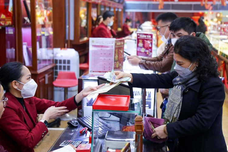 6h30 sáng , cửa hàng bắt đầu giao dịch. Khoảng 5-10 người sẽ lần lượt vào mua vàng để tránh xảy ra tình trạng chen lấn, xô đẩy - Ảnh:phunuvietnam.