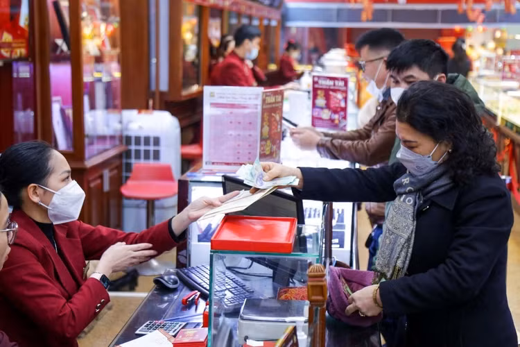 6h30 sáng , cửa hàng bắt đầu giao dịch. Khoảng 5-10 người sẽ lần lượt vào mua vàng để tránh xảy ra tình trạng chen lấn, xô đẩy - Ảnh:phunuvietnam.