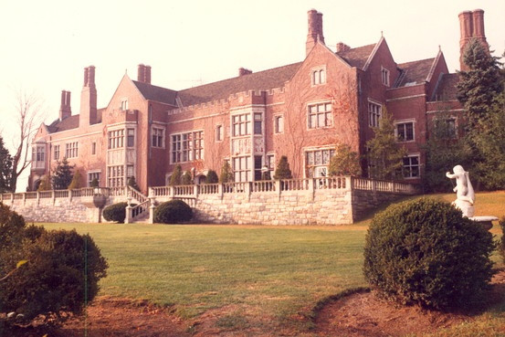 Dunnellen Hall (Mỹ) là một trong những ngôi nhà bỏ hoang rùng rợn nhất thế giới. Trước đây, Dunnellen Hall là ngôi nhà của Leona Helmsley giàu có, bà được mệnh danh &quot;nữ hoàng xấu tính&quot;. Năm 2007, bà mất vì bệnh tim mạch, khiến ngôi nhà bị bỏ hoang. Vài năm sau cái chết của Leona Helmsley, dinh thự đã được cải tạo. Đến nay, ngôi nhà vẫn chưa được bán. Ảnh: Real Property Management Southern Connecticut.