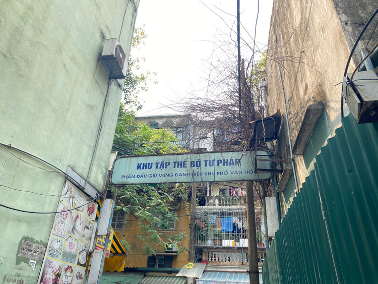 Khu tập thể Bộ Tư pháp tại ngõ 35 Kim Mã Thượng, Cống Vị, Ba Đình, Hà Nội. Được xây dựng từ năm 1990, cơ quan chuyên môn đánh giá ở mức độ nguy hiểm cao. Theo ghi nhận của PV, vẫn còn khá nhiều hộ dân bám trụ,kinh doanh quanh khu vực này khiến chưa thể di dời đến nơi ở mới khiến cơ quan chức năng vô cùng đau đầu. Ảnh: T.Huy