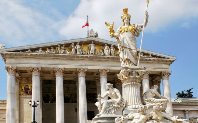 Tòa nhà Quốc hội Áo được xây dựng vào năm 1833 với ngoại thất chịu ảnh hưởng của công trình Zappeion ở Athens (Hy Lạp). Trong đó, đài phun nước Athena ở lối vào được xây dựng bổ sung vào năm 1902 và nhanh chóng trở thành điểm thu hút khách du lịch hàng đầu ở Vienna. Ảnh:aeroflotgiare