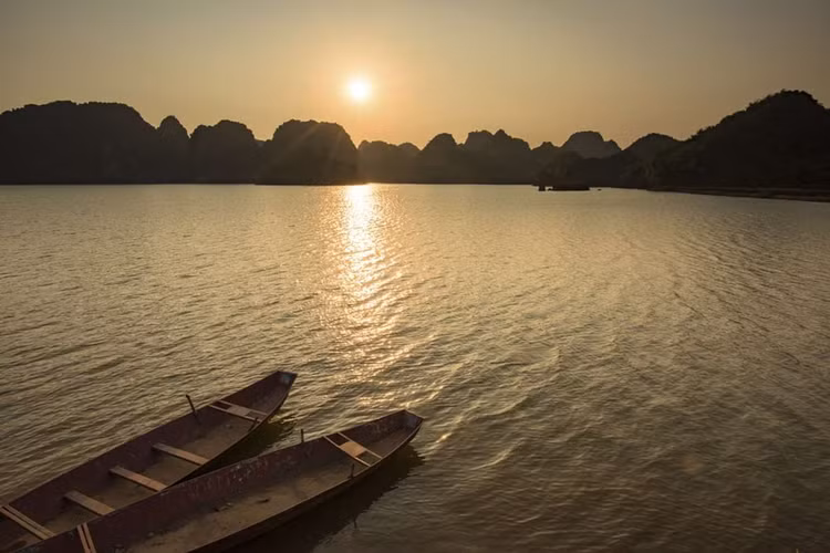 Tại hồ Quan Sơn, du khách có thể thử trải nghiệm nhiều hoạt động như đi thuyền dạo mát, câu cá, dạo quanh các hang động... Trong đó hoạt động được giới trẻ yêu thích nhất tại đây là cắm trại qua đêm. Bạn có thể dựng lều, ngồi ngắm cảnh và tổ chức một bữa tiệc nướng nho nhỏ bên hồ. Ảnh:shutterstock