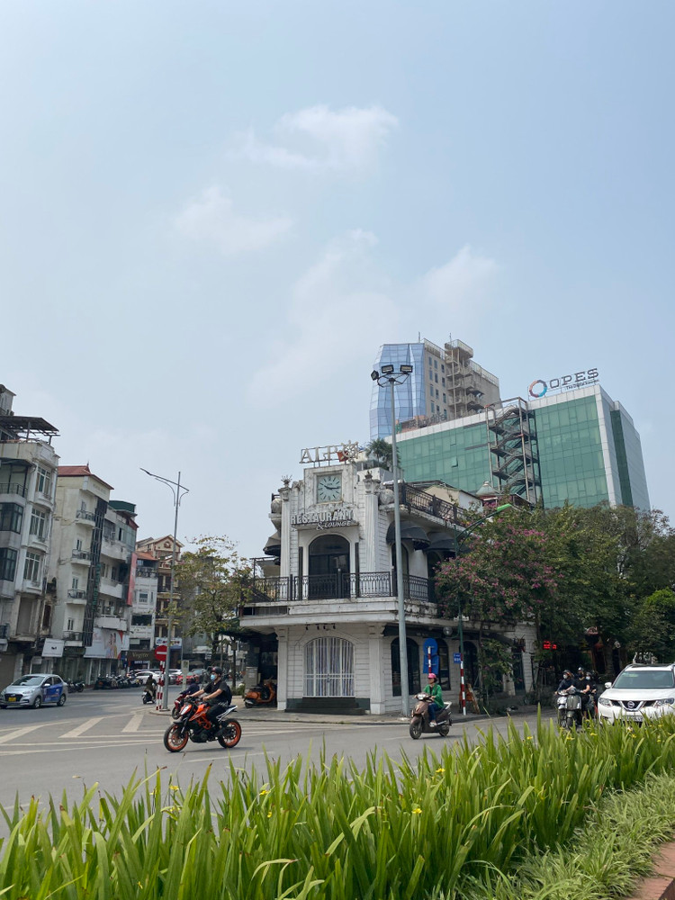 Nằm ngay tại vị trí đắc địa ở nút giao Điện Biên Phủ và Nguyễn Thái Học, căn nhà này từng đổi rất nhiều chủ, kinh doanh nhiều loại hình khác nhau, nay đang để trống, không có khách thuê.