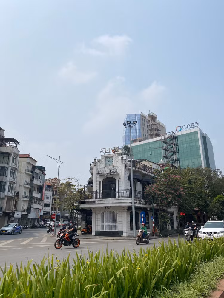 Nằm ngay tại vị trí đắc địa ở nút giao Điện Biên Phủ và Nguyễn Thái Học, căn nhà này từng đổi rất nhiều chủ, kinh doanh nhiều loại hình khác nhau, nay đang để trống, không có khách thuê.