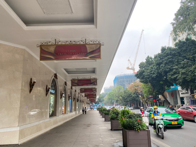 Tòa trung tâm thương mại 3 mặt tiền này cũng có thiết kế mái che độc đáo, cũng là địa điểm thu hút rất nhiều bạn trẻ và mọi lớp tầng lớp tuổi đến chụp ảnh.