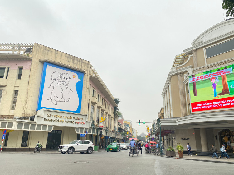 Phố Tràng Tiền (quận Hoàn Kiếm) nằm ở vị trí đắc địa tại Thủ đô, kéo dài từ ngã ba Trần Quang Khải - Trần Khánh Dư đến ngã tư Hàng Bài - Hàng Khay - Đinh Tiên Hoàng (hướng ra Hồ Hoàn Kiếm). - Ảnh: T.Huy