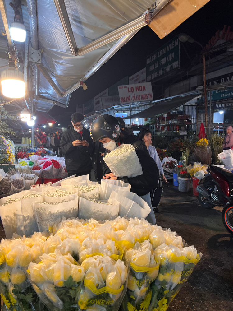 Hoa tươi nên nhiều khách đã lựa được bó ưng ý sau khi dạo qua vài sạp hoa.