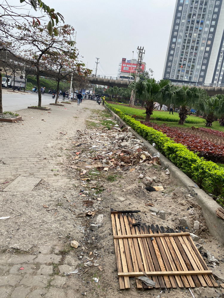 Rác thải, phế thải đất đá xây dựng chưa được xử lý hết.