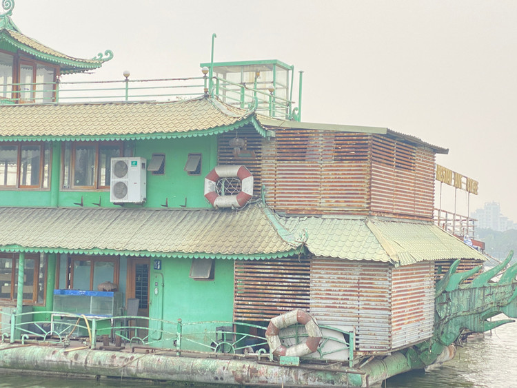 Du thuyền xa hoa một thời trở thành &quot;nghĩa địa&quot; không người qua lại.