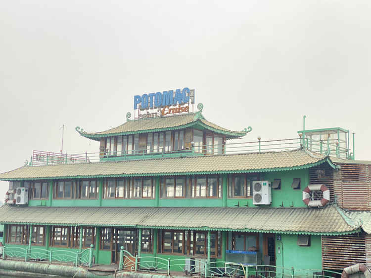 Du thuyền Potomac (một nhà hàng vốn nổi tiếng nhất tại Hồ Tây) được neo đậu tạm thời cách bờ khoảng 60m. Phần bên ngoài của con tàu vẫn giữ được màu sơn nguyên bản nhưng nhiều chi tiết đã bị hư hại nặng nề do thời gian không sử dụng và duy trì hoạt động.