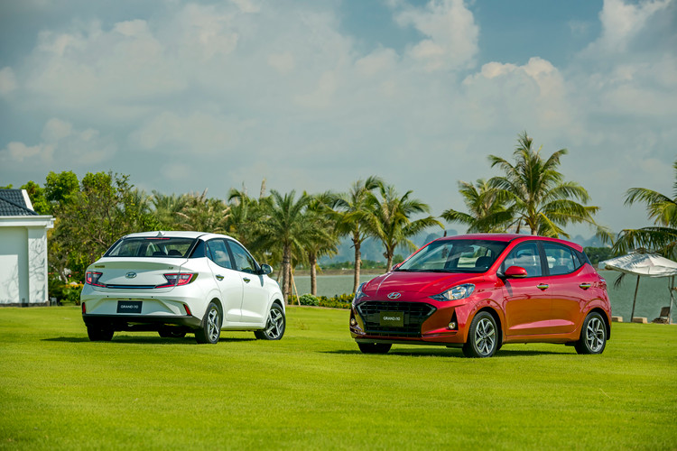 Trong phân khúc xe hạng A, Kia Morning (389-454 triệu đồng) cũng là một lựa chọn đáng cân nhắc làm phương tiện di chuyển cho phái nữ nhờ kích thước nhỏ gọn. Tuy nhiên so với Hyundai Grand i10, Kia Morning có phần thua thiệt về không gian nội thất. Ảnh: TC motor.