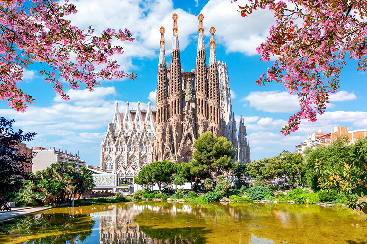 Một trong những điểm tham quan hàng đầu tại Barcelona là Vương cung thánh đường Sagrada Família, nhà thờ Công giáo chưa hoàn thành lớn nhất thế giới. Ngoài ra, nơi đây còn có công viên cổ tích Park Güell, với tập hợp những kiệt tác kiến trúc đến từ nhiều nghệ sĩ. Nhìn chung, Barcelona là điểm đến thân thiện dành cho những người hướng ngoại. Tuy nhiên, nơi này chưa hẳn thân thiện với túi tiền, giá đặt phòng trung bình tại đây dao động 156-289 USD/đêm.