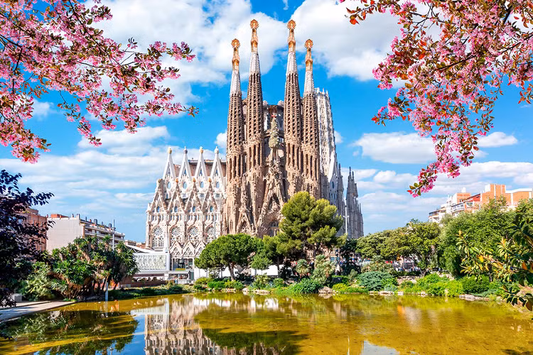 Một trong những điểm tham quan hàng đầu tại Barcelona là Vương cung thánh đường Sagrada Família, nhà thờ Công giáo chưa hoàn thành lớn nhất thế giới. Ngoài ra, nơi đây còn có công viên cổ tích Park Güell, với tập hợp những kiệt tác kiến trúc đến từ nhiều nghệ sĩ. Nhìn chung, Barcelona là điểm đến thân thiện dành cho những người hướng ngoại. Tuy nhiên, nơi này chưa hẳn thân thiện với túi tiền, giá đặt phòng trung bình tại đây dao động 156-289 USD/đêm. Một trong những điểm tham quan hàng đầu tại Barcelona là Vương cung thánh đường Sagrada Família, nhà thờ Công giáo chưa hoàn thành lớn nhất thế giới. Ngoài ra, nơi đây còn có công viên cổ tích Park Güell, với tập hợp những kiệt tác kiến trúc đến từ nhiều nghệ sĩ. Nhìn chung, Barcelona là điểm đến thân thiện dành cho những người hướng ngoại. Tuy nhiên, nơi này chưa hẳn thân thiện với túi tiền, giá đặt phòng trung bình tại đây dao động 156-289 USD/đêm.