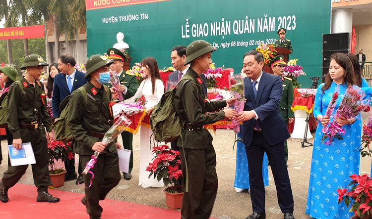 Tại Trung tâm Văn hóa - Thông tin và Thể thao huyện, Hội đồng nghĩa vụ quân sự huyện Thường Tín đã long trọng tổ chức Lễ giao quân năm 2023.