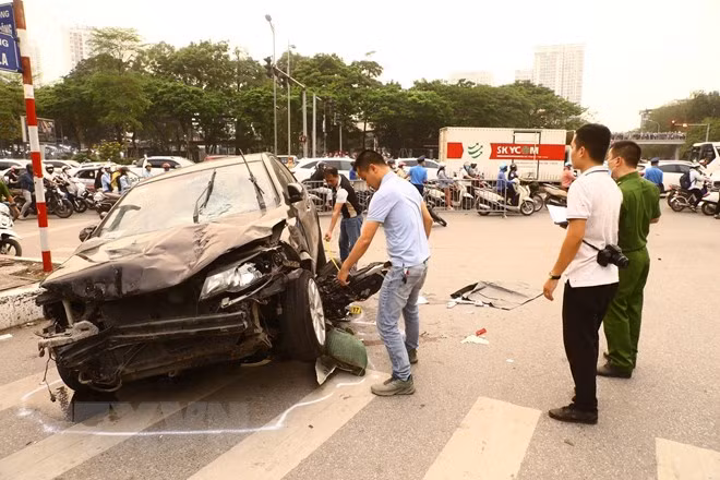 Khởi tố vụ án, tạm giữ lái xe gây tai nạn liên hoàn tại ngã tư Võ Chí Công - Xuân La. Ảnh: Lâm khánh/TTXVN.