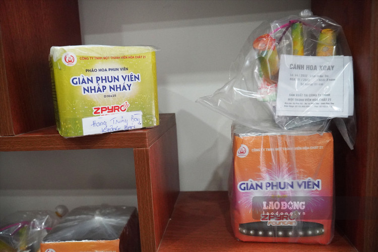 Các sản phẩm pháo hoa của nhà máy Z121 - Ảnh: Lê Vũ Báo Lao động Các sản phẩm pháo hoa của nhà máy Z121 - Ảnh: Lê Vũ Báo Lao động