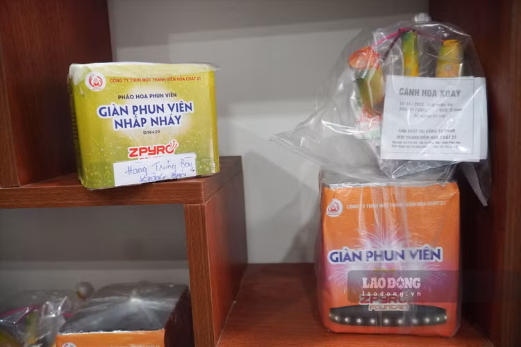 Các sản phẩm pháo hoa của nhà máy Z121 - Ảnh: Lê Vũ Báo Lao động