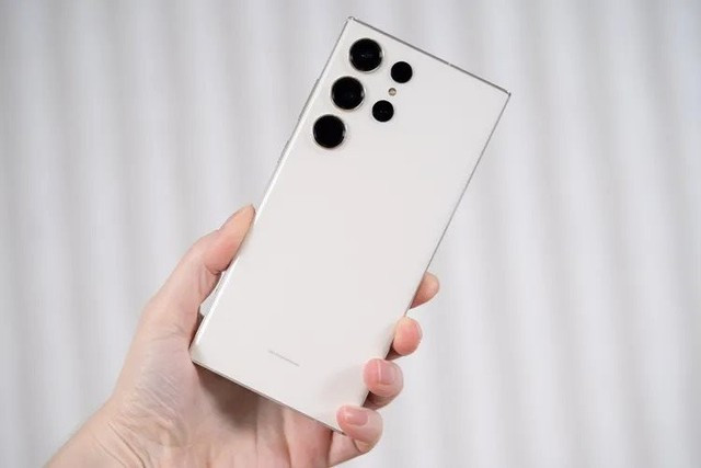 Chân dung chiếc Galaxy S23 Ultra. Ảnh: The Verge.