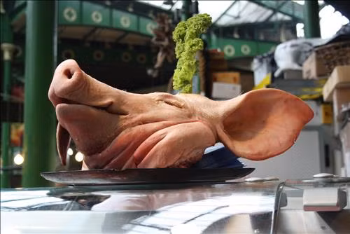 Mâm cỗ cúng rằm tháng Giêng thường có thịt lợn nhưng không được cúng thủ lợn hoặc nguyên con heo quay. Vật lễ này biểu hiện cho sự sát sinh đầu năm và có thể gây ảnh hưởng không tốt đến vận phúc của gia đình - Ảnh:minh họa (Nguồn:internet) Mâm cỗ cúng rằm tháng Giêng thường có thịt lợn nhưng không được cúng thủ lợn hoặc nguyên con heo quay. Vật lễ này biểu hiện cho sự sát sinh đầu năm và có thể gây ảnh hưởng không tốt đến vận phúc của gia đình - Ảnh:minh họa (Nguồn:internet)