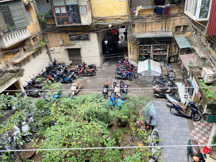 Khoảng sân - nơi sinh hoạt chung trong khu tập thể được tận dụng để xe máy, phương tiện cá nhân.