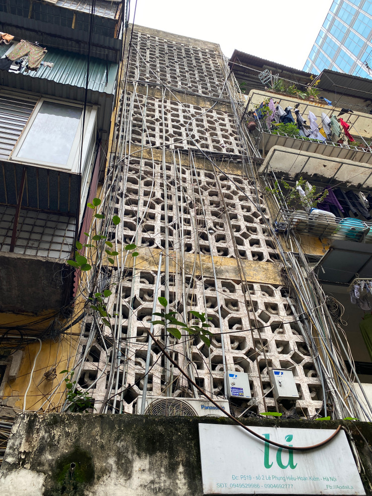 Cả trăm đầu ống hút nước chằng chịt, vươn vòi từ bể ngầm tới từng căn hộ.