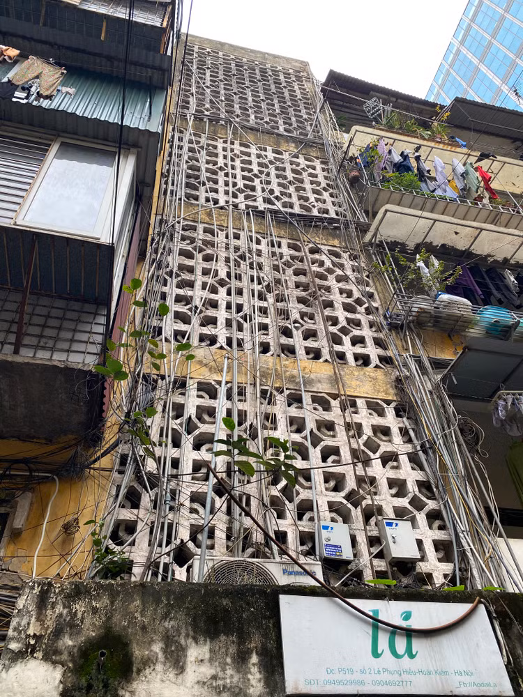 Cả trăm đầu ống hút nước chằng chịt, vươn vòi từ bể ngầm tới từng căn hộ.