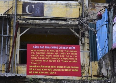 Nhà tập thể C8 Giảng Võ, đơn nguyên 3 cũng thuộc diện nhà nguy hiểm cấp độ D. Hiện những hộ dân sống ở đây cũng đã di dời sang nơi ở mới.