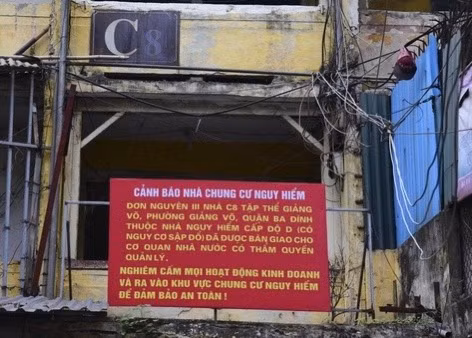 Nhà tập thể C8 Giảng Võ, đơn nguyên 3 cũng thuộc diện nhà nguy hiểm cấp độ D. Hiện những hộ dân sống ở đây cũng đã di dời sang nơi ở mới.