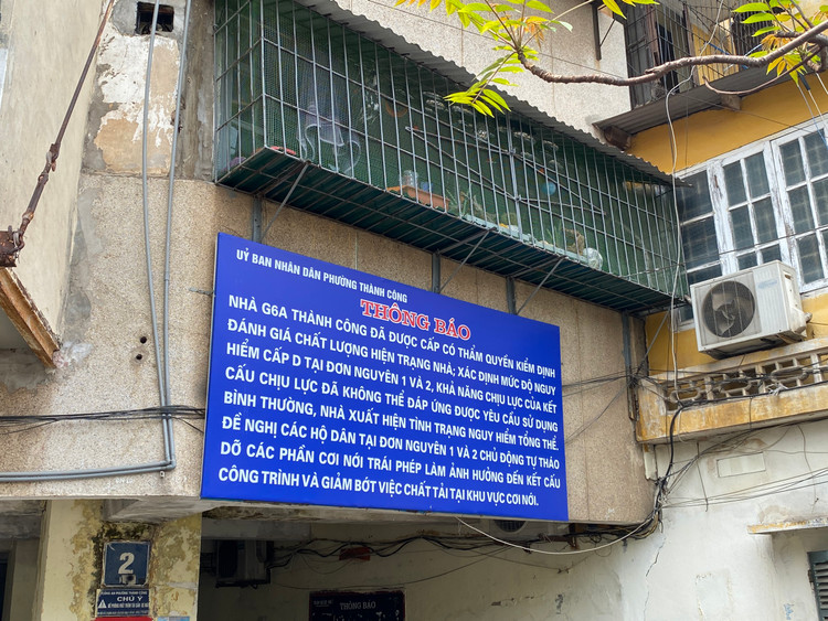 Biển thông báo được chính quyền sở tại gắn ở đơn nguyên 1, yêu cầu các hộ dân không cơi nới trái phép và chủ động tháo dỡ để tòa nhà bảo đảm khả năng chịu lực.