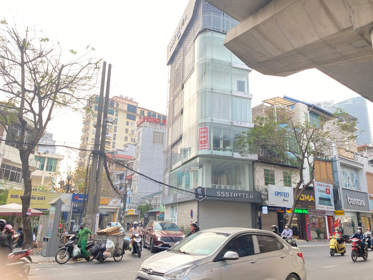 Không chỉ các ki-ốt bên trong một số trung tâm thương mại mà nhiều mặt bằng có giá cho thuê đắt đỏ tại thủ đô như ở Nguyễn Thái Học, Hàng Bông, Điện Biên Phủ, Phùng Hưng, Bát Sứ, Thợ Nhuộm,... xuất hiện nhiều biển rao cho thuê cửa hàng. Ảnh: T.Huy