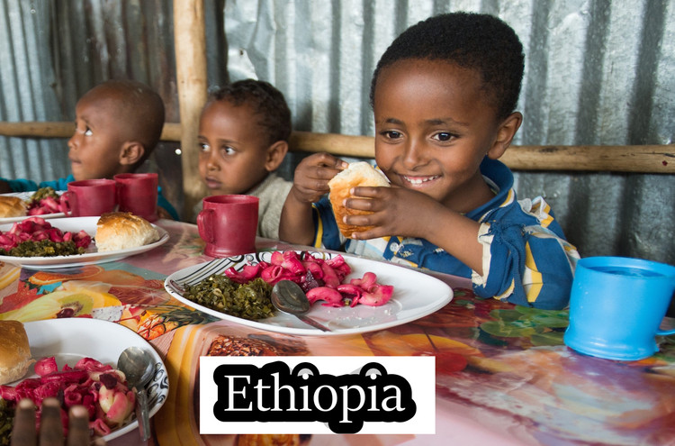 Ở những ngôi trường hẻo lánh Ethiopia, học sinh ở đây được nhận được bữa ăn nóng sốt từ tổ chức nhân đạo Chương trình Lương thực Thế giới của Liên Hợp Quốc. Còn ở khu vực thành phố thì bữa ăn của học sinh chủ yếu là rau củ và các loại hạt. Trong đó món ăn phổ biến là đậu lăng cay, zuccini, và món đậu hạt vàng hầm được gọi là Kik Alicha, ăn cùng bánh mì dẹt lên men. Ảnh: internet.