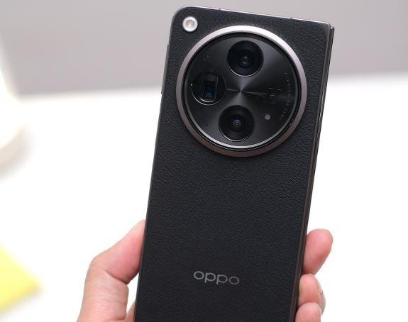 Mặt sau của Oppo Find N3 gây nhiều ý kiến trái chiều về cụm camera kích thước.