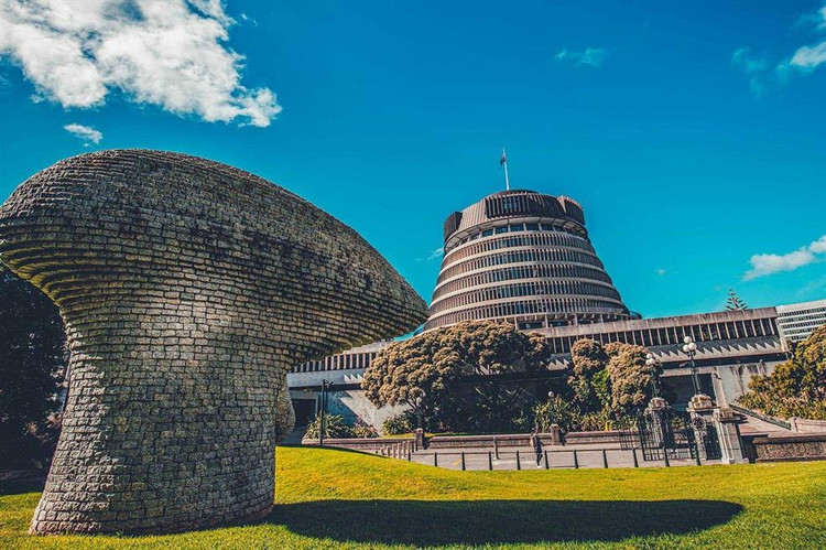 he Beehive chắc chắn là một trong những tòa nhà chính phủ độc đáo nhất trên thế giới. Hình dạng của tòa nhà gợi nhớ đến những tổ ong với ý nghĩa khắc họa hình ảnh cơ quan lập pháp New Zealand đang làm việc bận rộn bên trong. Ảnh: Nova Photo Works.