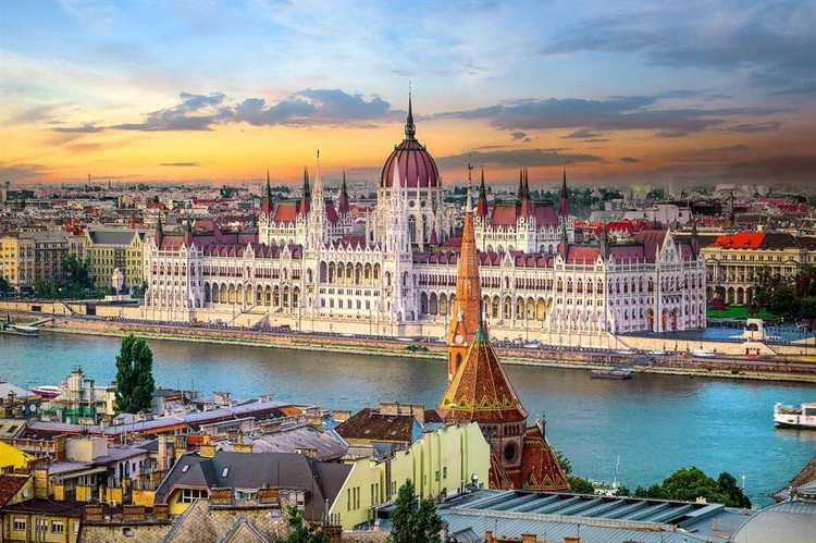 Nằm bên bờ sông Danube, Tòa nhà Quốc hội Hungary là một công trình đồ sộ với bên ngoài gồm 365 tòa tháp kiểu Gothic và diện tích sàn rộng 18.000 m2, mang nét sang trọng thuần túy kiểu Baroque. Kiến trúc sư Imre Steindl khẳng định Tòa nhà Quốc hội được xây dựng bởi những người thợ thủ công địa phương, sử dụng vật liệu của Hungary. Ảnh: Givaga.