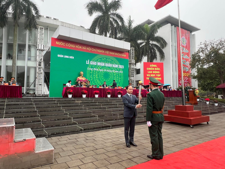 Bí thư Quận ủy Long Biên tiếp ngọn lửa thiêng động viên thanh niên lên đường nhập ngũ.