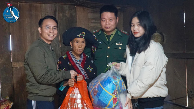 Người dân vui mừng đón nhận những phần quà đến từ Đội SVTN Xứ Thanh.