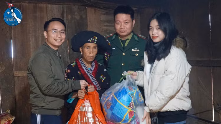 Người dân vui mừng đón nhận những phần quà đến từ Đội SVTN Xứ Thanh.