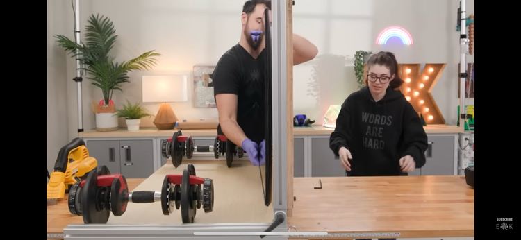 Thực hiện các bước cuối cùng để hoàn thành chiếc laptop khổng lồ. Thực hiện các bước cuối cùng để hoàn thành chiếc laptop khổng lồ.