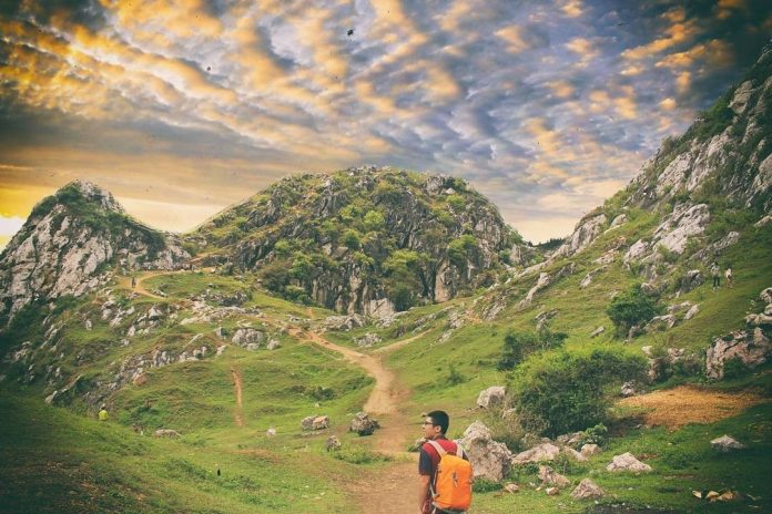 Cách trung tâm Hà Nội khoảng 25km, núi Trầm được nhiều bạn trẻ và gia đình tìm đến cho những chuyến cắm trại cuối tuần hoặc nghỉ lễ. Núi Trầm được bao quanh bởi các hòn núi nhỏ như núi Đồng Lư, núi Ninh Sơn, núi Tiên Nữ...