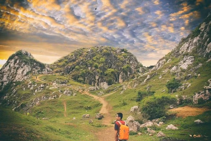 Cách trung tâm Hà Nội khoảng 25km, núi Trầm được nhiều bạn trẻ và gia đình tìm đến cho những chuyến cắm trại cuối tuần hoặc nghỉ lễ. Núi Trầm được bao quanh bởi các hòn núi nhỏ như núi Đồng Lư, núi Ninh Sơn, núi Tiên Nữ...