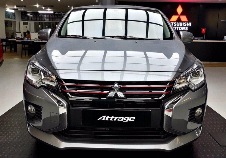 Mitsubishi Attrage 2023 sở hữu không gian nội thất rộng rãi và thoáng đãng. Vô lăng xe được bọc da 3 chấu, tích hợp hai bên là các nút điều khiển chức năng như đàm thoại rảnh tay, điều khiển bằng giọng nói, điều chỉnh âm thanh. Không gian bên trong xe Mitsubishi Attrage 2023 rộng rãi gần như bậc nhất phân khúc với trục cơ sở lên đến 2.550 mm. Toàn bộ ghế ngồi đều được bọc da, riêng bản thấp chỉ có dạng nỉ. Ảnh: Medicar