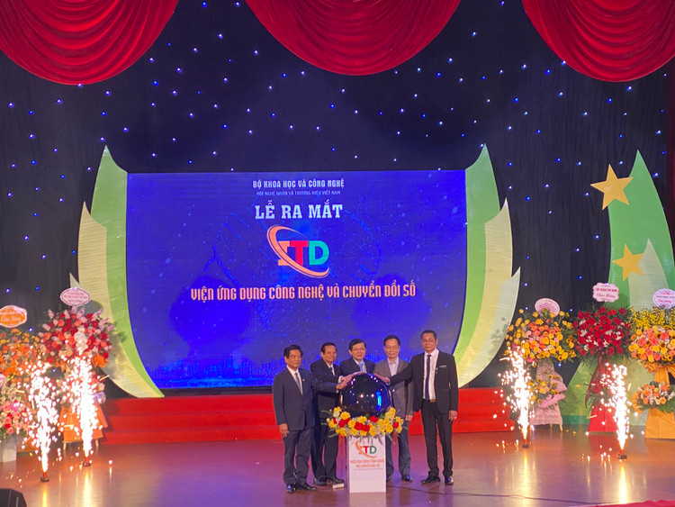 Các đại biểu thực hiện nghi thức ra mắt Viện Ứng dụng Công nghệ và Chuyển đổi số. Ảnh: T.Huy