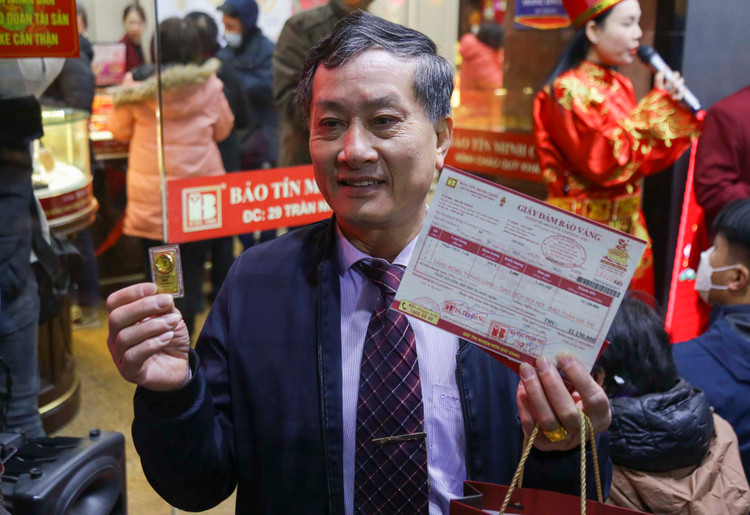 Vào thời điểm mở cửa, giá vàng SJC tại thị trường Hà Nội được Công ty Vàng bạc đá quý Bảo Tín Minh Châu niêm yết ở mức 66,35-67,3 triệu đồng/lượng (mua vào-bán ra).Trong khi đó, giá nhẫn tròn trơn loại 1 chỉ tại đây có giá 5 triệu 560 nghìn đồng - Ảnh:internet.