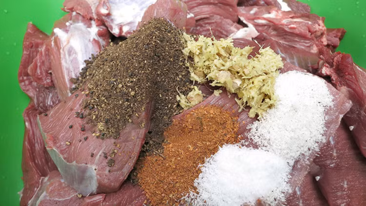 Tẩm ướp gia vị.