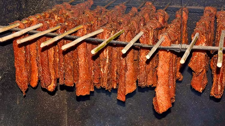 Ngày nay, loại thịt đặc sản này được hút chân không, đóng gói kỹ càng nên có thể đem đi xa hơn và làm quà tặng cho mọi người. Thịt trâu gác bếp không chỉ là món quà Tết đặc sản miền Bắc thơm ngon, mà còn là đại diện cho nền văn hóa Tây Bắc độc đáo và ấn tượng của Việt Nam.